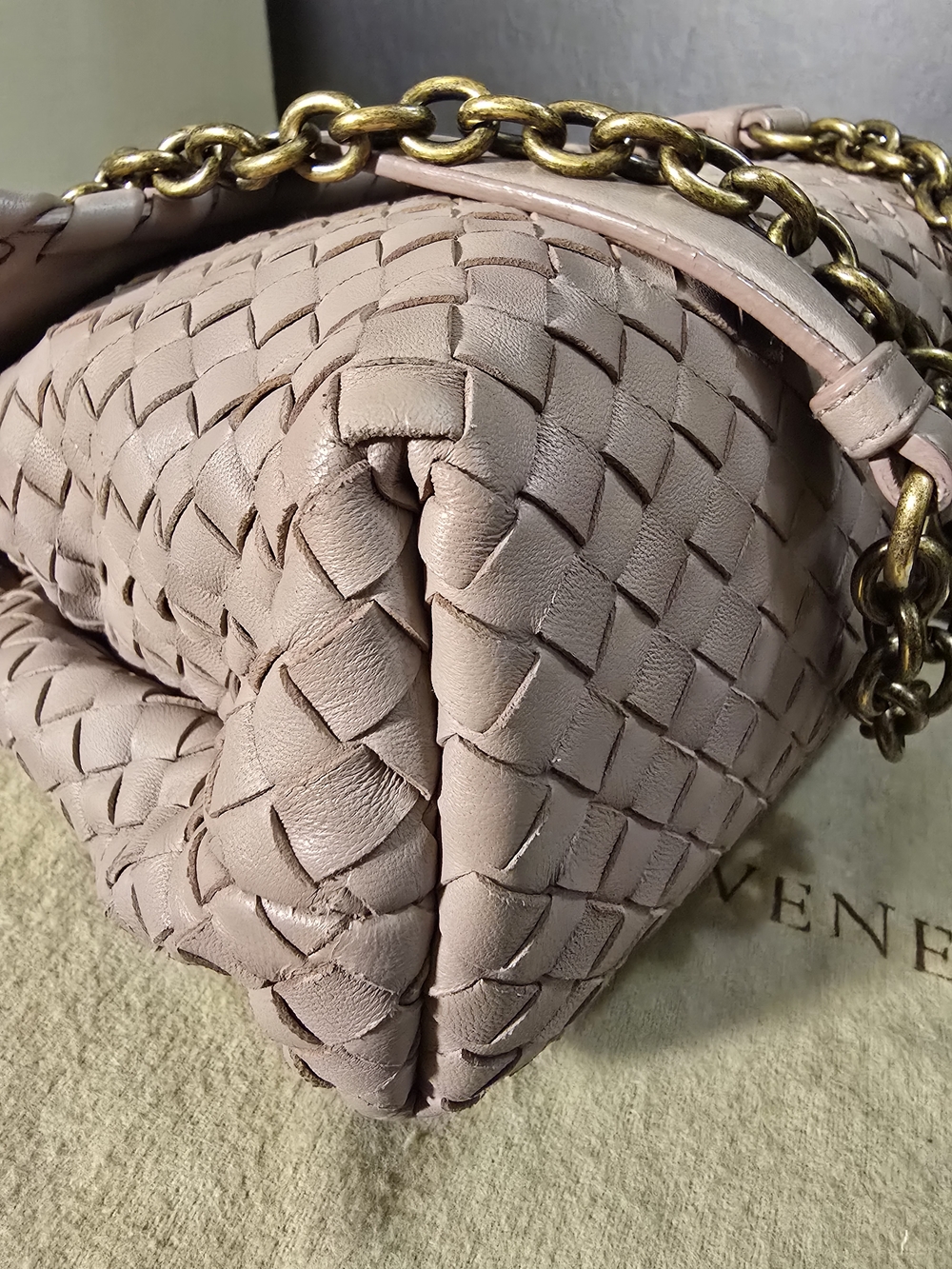 💯 Authentic Bottega Veneta Mauve Intrecciato Leather Bag Gold Chain w/COA - Picture 3 of 16